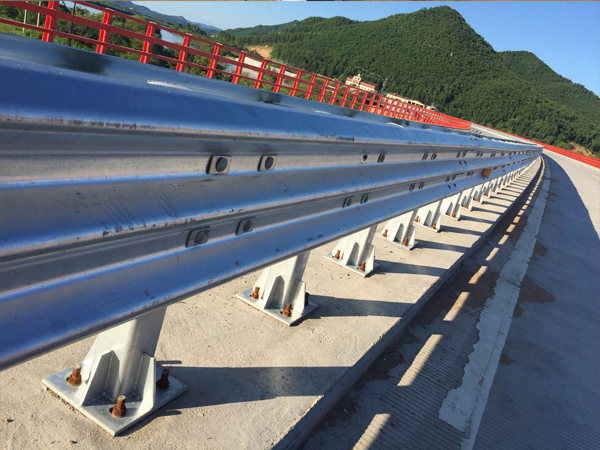 三波波形梁護欄